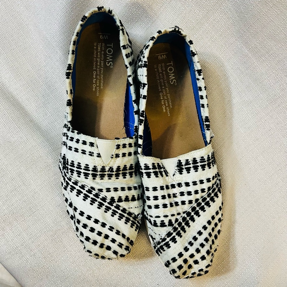 Woman’s white and black Toms